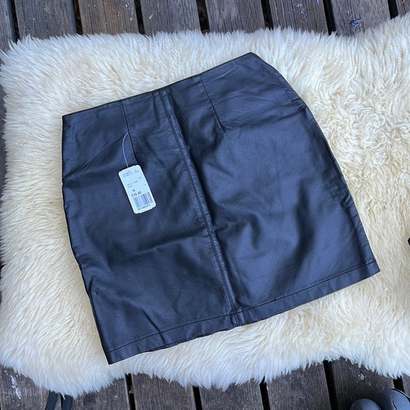 4 FOR $25 - NWT Faux Leather Mini Skirt - Picture 5 of 5